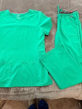 HeartSoul Women's Bright Green Scrub Set - Top & Pants